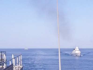 hnlms-tromp-approaches-usns-john-ericsson-to-begin-refueling-august-2016