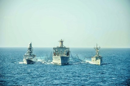 usns-laramie-refuelling-both-operation-atalanta-warships-at-the-same-time-january-2016-eu-navfor